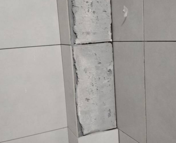 色达瓷砖空鼓维修公司分享下瓷砖施工前基层浇水润湿程度不足，可能导致以下问题