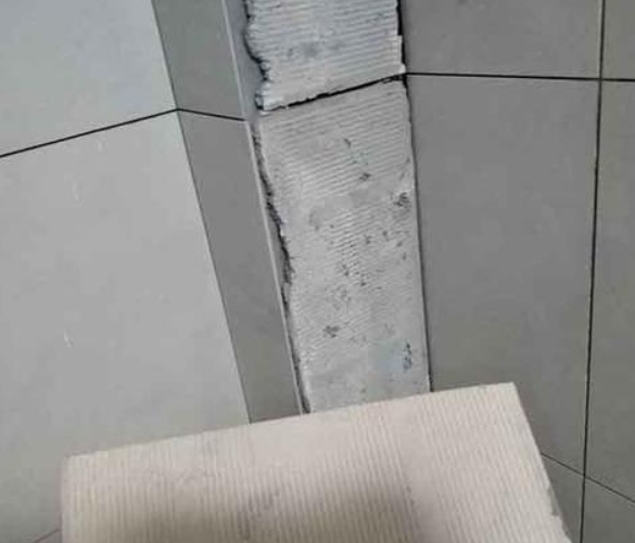 色达瓷砖空鼓维修公司分享下厨房瓷砖脱落的补救措施。